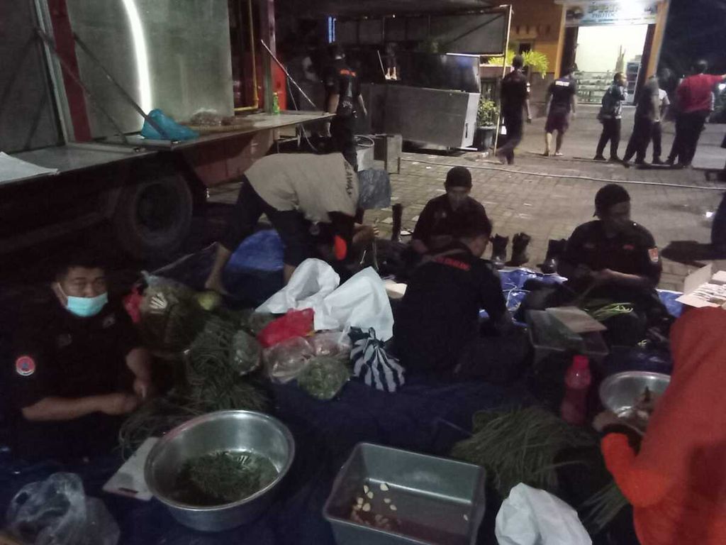 Tim gabungan dari berbagai instansi dan warga menyiapkan makanan di dapur umum akibat banjir luapan Sungai Bringin di Kota Semarang, Jawa Tengah, Kamis (13/10/2022).