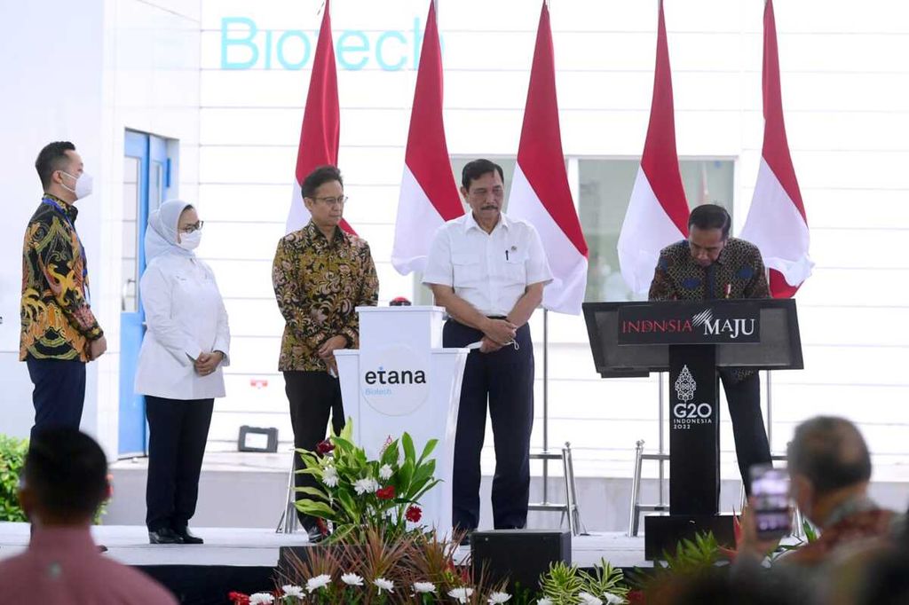 Presiden Joko Widodo menandatangani prasasti peresmian pabrik biofarmasi PT Etana Technologies Indonesia, Jumat (7/10/2022). Pabrik ini diharap mendorong kemandirian Indonesia di sektor kesehatan.