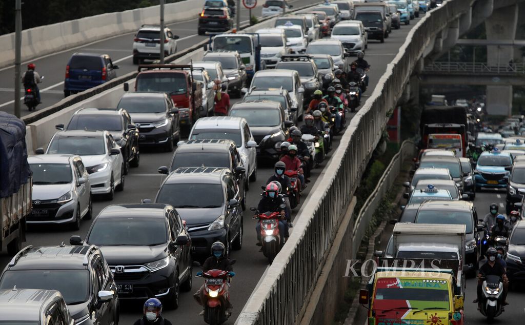 Sejumlah sepeda motor menerobos Jalan Layang Non-tol Prof Hamka, Jakarta Selatan, yang menghubungkan Tanah Abang-Kampung Melayu, Senin (3/5/2021). 