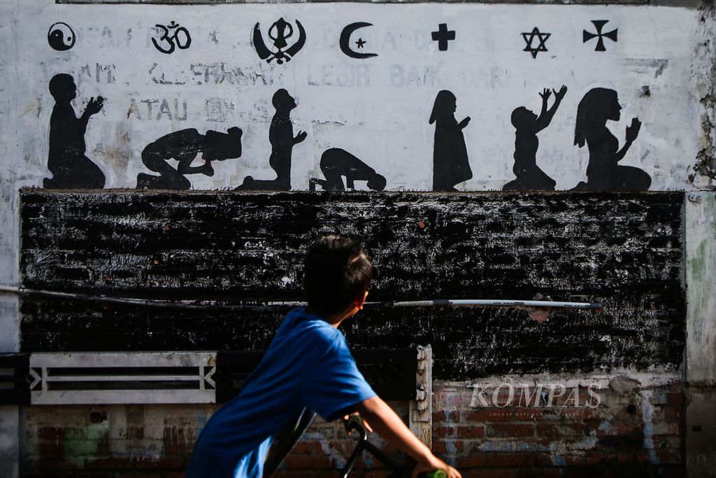 Mural bertema toleransi beragama tergambar di dinding sebuah rumah di daerah Meruyung, Depok, Jawa Barat, Selasa (16/11/2021). Setiap tanggal 16 November diperingati sebagai Hari Toleransi Internasional. 