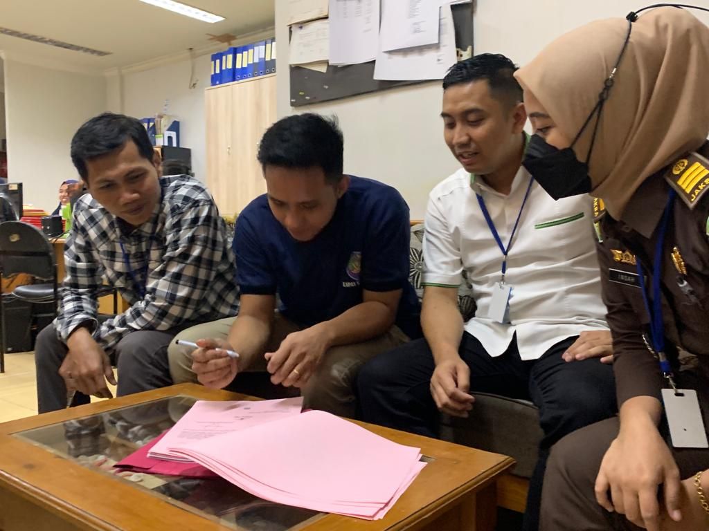 Terpidana Richard Eliezer Pudihang Lumiu resmi menjalani hukuman penjara setelah diserahkan ke Lembaga Pemasyarakatan Salemba, Jakarta, Senin (27/2/2023).