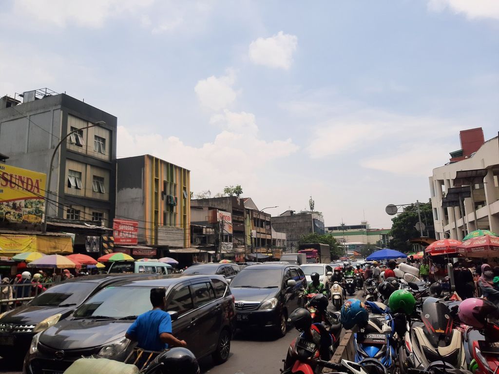 Antrean kendaraan di sepanjang Jalan H Fachrudin, Pasar Tanah Abang Gedung Blok B, Jakarta Pusat, Selasa (21/3/2023).
