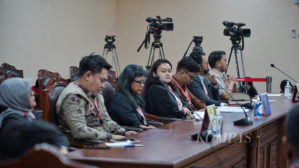 Sejumlah Guru Besar Hukum Tata Negara dan kuasa hukumnya saat mengikuti Sidang Etik Majelis Kehormatan Mahkamah Konstitusi (MKMK)  di Ruang Sidang MKMK, Gedung 2 Mahkamah Konstitusi, Jakarta, Selasa (31/10/2023).