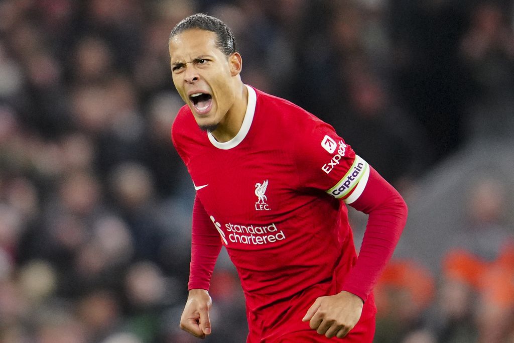 Kapten Liverpool, Virgil van Dijk, merayakan gol ke gawang Luton Town pada laga Liga Inggris di Anfield, Liverpool, Kamis (22/2/2024) dini hari WIB. Gol Van Dijk mengawali kebangkitan Liverpool yang menang 4-1 setelah tertinggal terlebih dahulu.