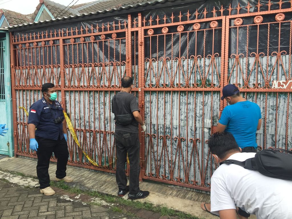 Tim Laboratorium Forensik (Labfor) Polda Metro Jaya membuka gerbang rumah tempat kematian misterius satu keluarga di Kompleks Citra Garden 1, Kalideres, Jakarta Barat, Minggu (13/11/2022). Tim Labfor tersebut melakukan olah tempat kejadian.