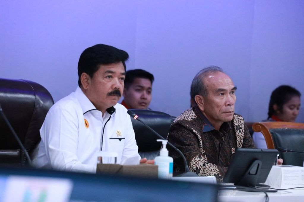 Menteri Koordinator Bidang Politik, Hukum, dan Keamanan Hadi Tjahjanto (kiri) meninjau kantor Badan Siber dan Sandi Negara (BSSN) untuk menindaklanjuti perintah dari presiden, Selasa (2/7/2024). Ia didampingi Kepala BSSN Hinsa Siburian (kanan). 