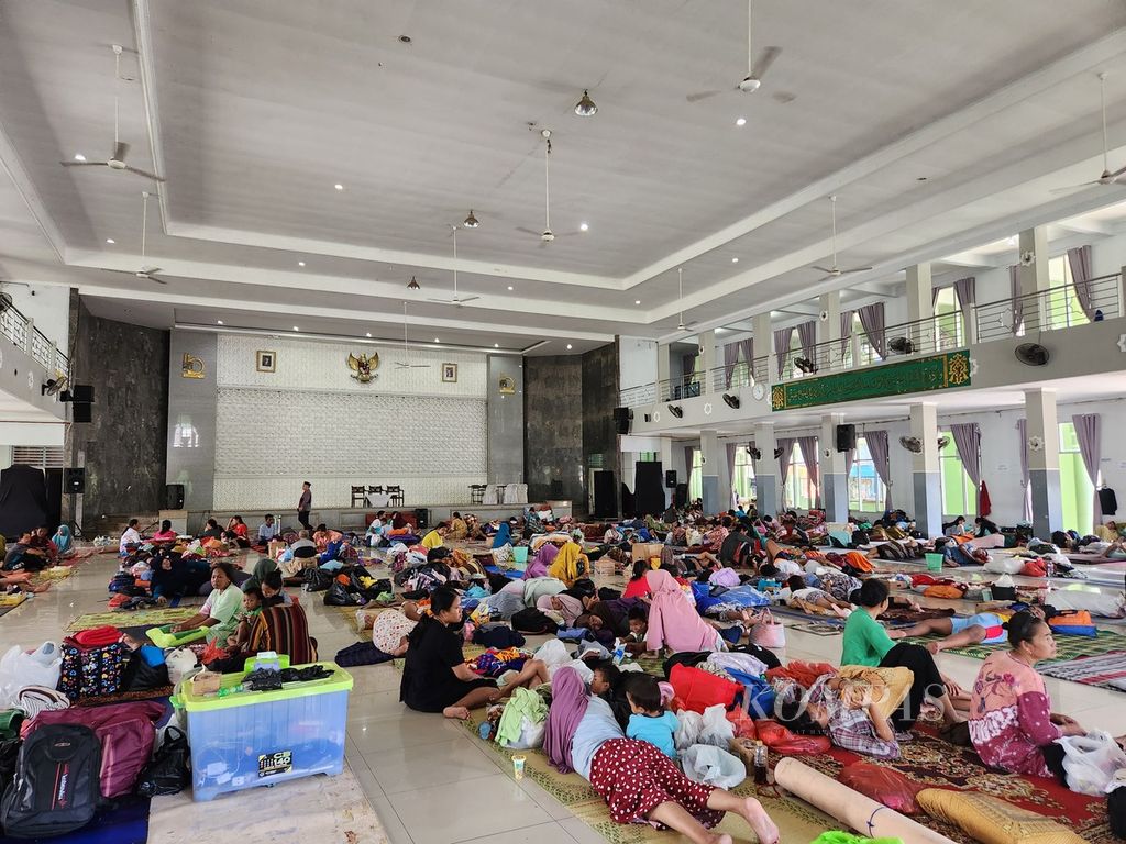 Sejumlah warga asal Demak beristirahat di tempat pengungsian Gedung Jamiyyatul Hujjaj Kudus (JHK), Kabupaten Kudus, Jawa Tengah, Selasa (19/3/2024). 