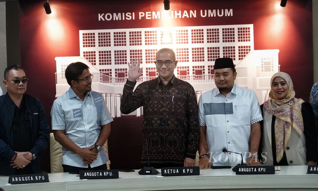 Ketua Komisi Pemilihan Umum (KPU) Hasyim Asyari (tengah), bersama anggota KPU lainnya, menjelang Pengumuman Penetapan Pasangan Calon Presiden dan Calon Wakil Presiden Pemilu 2024 di Ruang Konferensi Pers Komisi Pemilihan Umum (KPU), Jakarta, Senin (13/11/2023). 