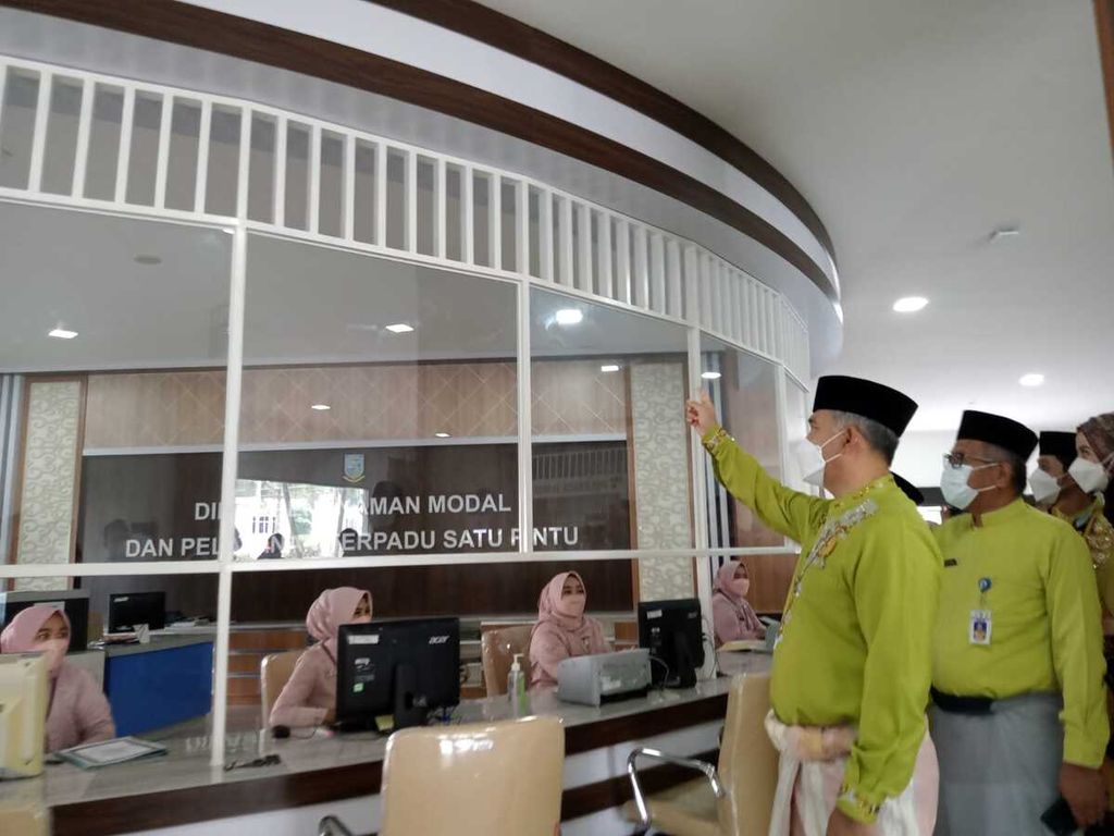 Wali Kota Syarif Fasha mengecek uji coba integrasi 116 pelayanan publik di Mal Pelayanan Publik Kota Jambi, Selasa (17/5/2022). Jika seluruh sistem dan layanan di dalamnya telah berjalan baik, akan diresmikan pada akhir bulan ini.
