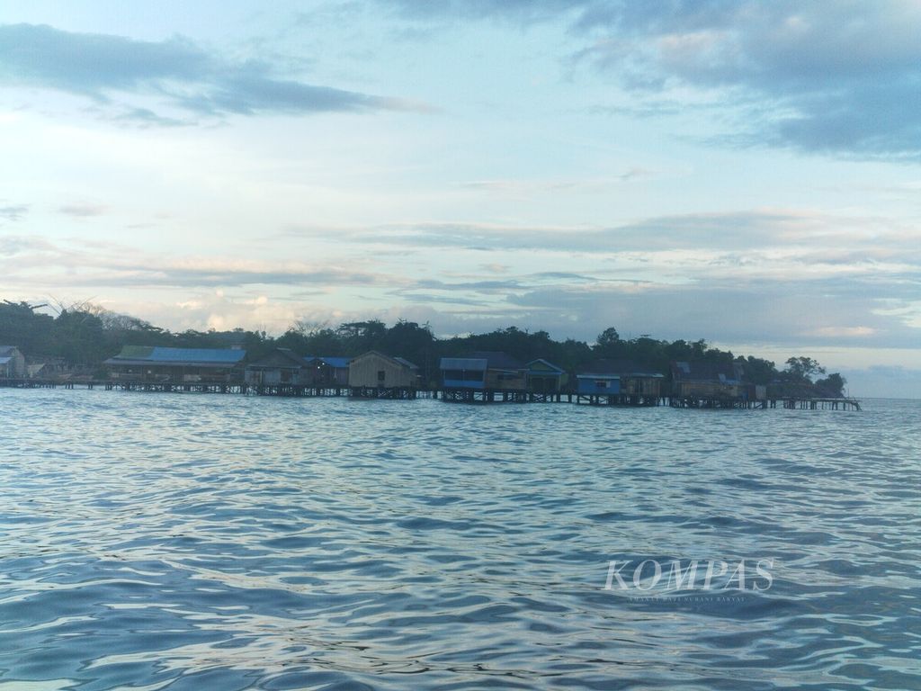 Deretan rumah nelayan di Desa Talisayan, Kecamatan Talisayan, Kabupaten Berau, Kalimantan Timur, Selasa (27/2/2024).