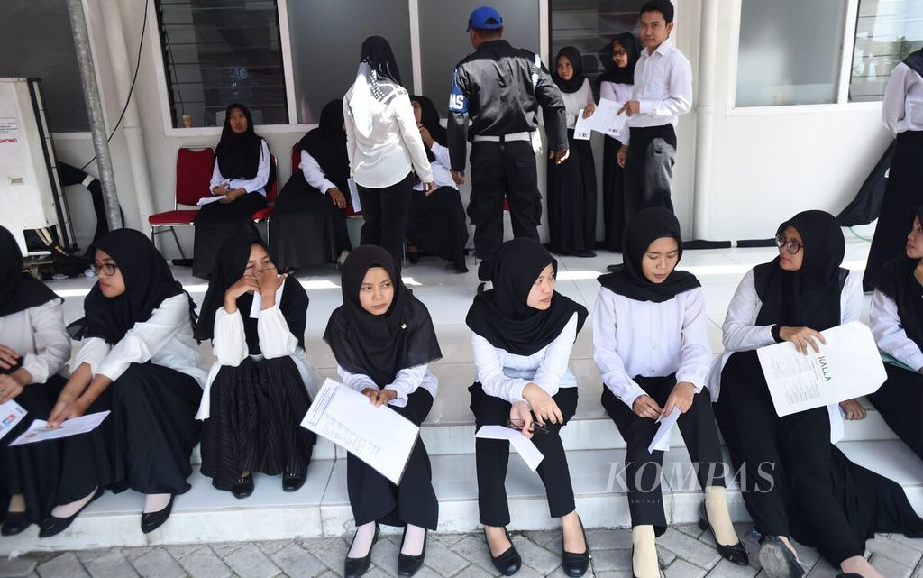Peserta tes calon pegawai negeri sipil Pemerintah Kota Surabaya menunggu waktu tes di Gelanggang Remaja, Surabaya, Senin (10/2/2020). 