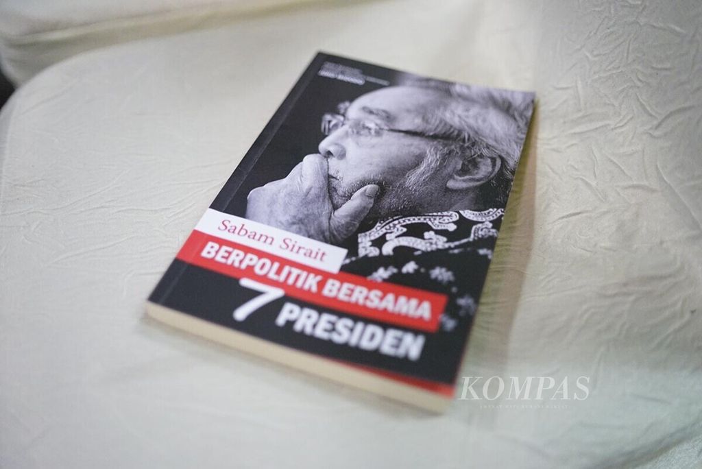 Buku karya politisi senior Sabam Sirait, <i>Berpolitik Bersama 7 Presiden</i>.