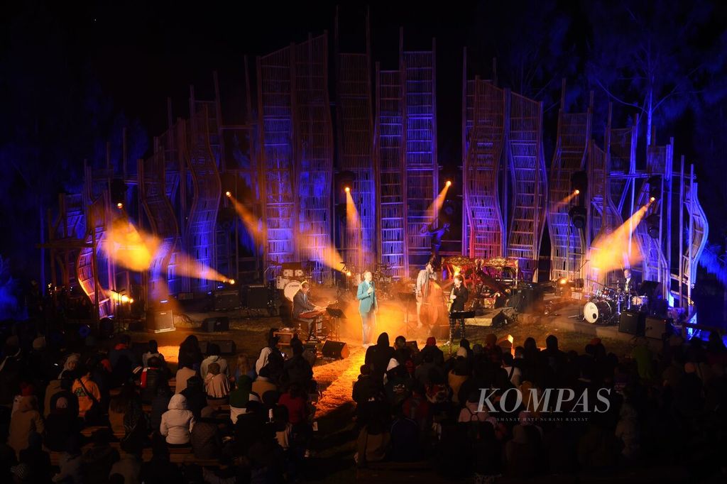 Suasana Jazz Gunung Bromo saat penampilan Henk Kraaijeveld Quintet di Amfiteater Jiwa Jawa Resort, Kecamatan Sukapura, Kabupaten Probolinggo, Jawa Timur, Jumat (21/7/2023). 