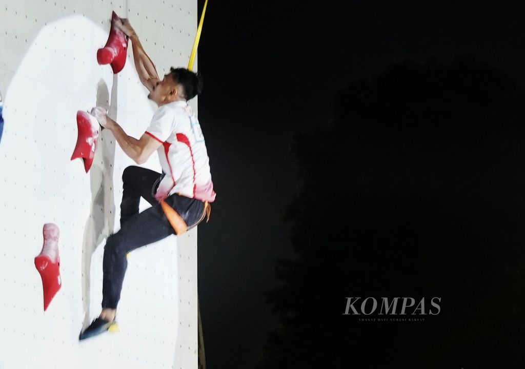 Atlet putra Indonesia Veddriq Leonardo mengikuti babak kualifikasi dalam seri ketiga Piala Dunia Panjat Tebing IFSC 2023 di Kompleks Gelora Bung Karno, Jakarta, Sabtu (6/5/2023). Atlet putra Indonesia Katibin Kiromal menjadi atlet tercepat dalam kualifikasi ini dengan catatan waktu 5,03 detik.