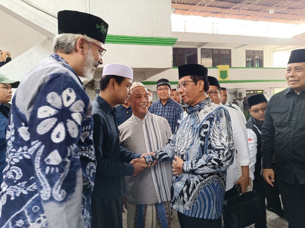 Menteri Koordinator Bidang Politik, Hukum, dan Keamanan Mahfud MD (dua dari kanan) bersalaman dengan pengasuh Pondok Pesantren Al Khoziny, Sidoarjo, Jawa Timur, Kamis (28/12/2023). 