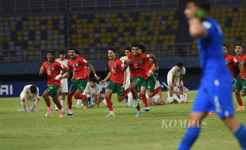 Selebrasi pemain Maroko seusai mengalahkan Iran dalam babak adu pinalti pada babak 16 besar Piala Dunia U-17 2023 di Stadion Gelora Bung Tomo, Selasa (21/11/2023). 