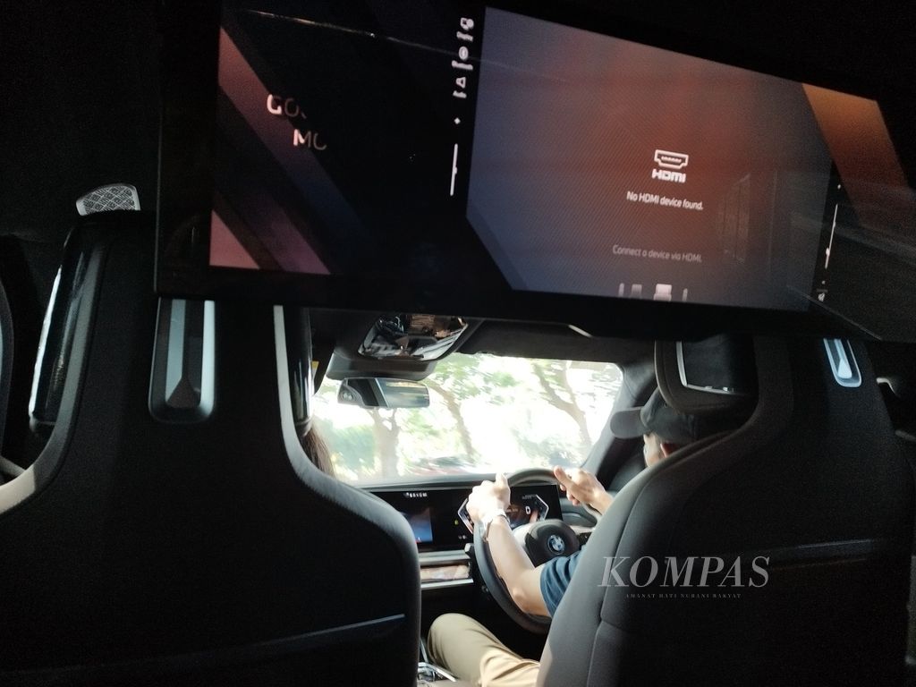 Interior kabin mobil listrik premium BMW i7 saat difoto di kawasan Mandalika, Lombok Tengah, Nusa Tenggara Barat, Sabtu (14/10/2023).