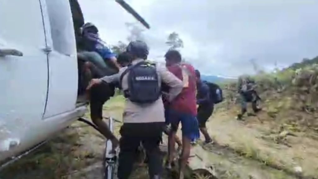 Tampak sejumlah pekerja yang dievakuasi tim gabungan TNI-Polri ke helikopter di Gunung Wea, Distrik Paro, Kabupaten Nduga, menuju Timika, Kabupaten Mimika, Papua Tengah, Rabu (8/2/2023).