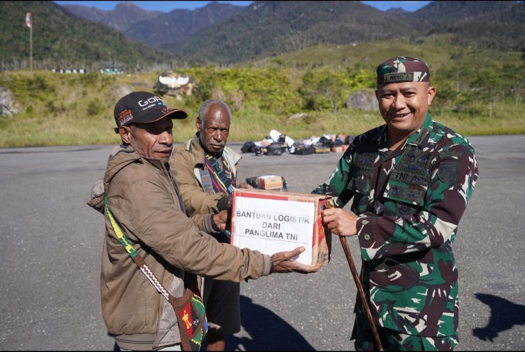 Perwakilan warga dari Distrik Agandugume dan Distrik Lambewi yang terdampak musibah kelaparan menerima bantuan yang dikirimkan Panglima TNI Laksamana Yudo Margono di Distrik Sinak, Kabupaten Puncak, Papua Tengah, Rabu (26/7/2023). Dua distrik ini terdampak kelaparan karena bencana kekeringan.