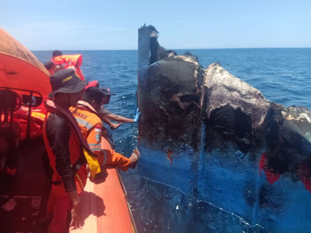 Bangkai kapal feri cepat Express Cantika 77 yang terbakar di Laut Sawu, Nusa Tenggara Timur, Senin (24/10/2022).
