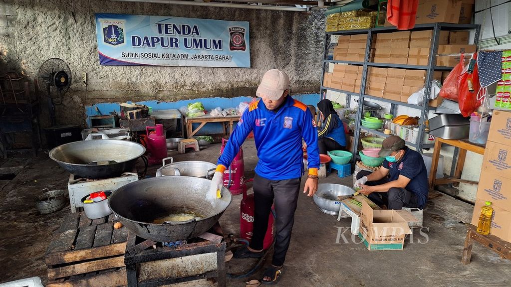 Tagana menyiapkan makan siang untuk pengungsi kebakaran di dapur umum Posko Tagana Jakarta Barat, Rabu (8/5/2024).