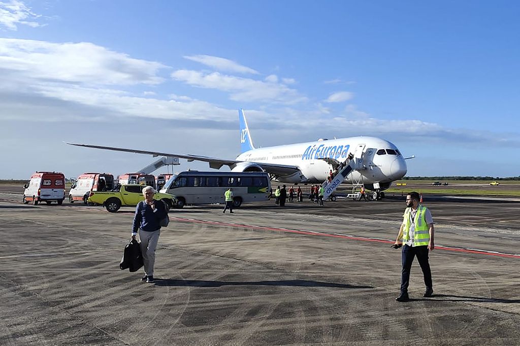 Pesawat Boeing 787-9 Dreamliner milik maskapai Air Europa berada di tarmak Bandar Udara Natal di Natal, Brasil timur laut, Senin (1/7/2024), setelah mendarat darurat dalam rute penerbangan dari Madrid, Spanyol, menuju Montevideo, Uruguay. Air Europa mendarat darurat setelah mengalamai turbulensi kuat. 