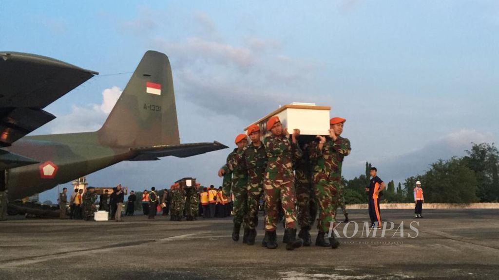 Prajurit TNI mengusung peti jenazah korban penembakan di Nduga, Papua, saat tiba di Pangkalan Udara TNI AU Sultan Hasanuddin, Makassar, Sulawesi Selatan, Jumat (7/12/2018).
