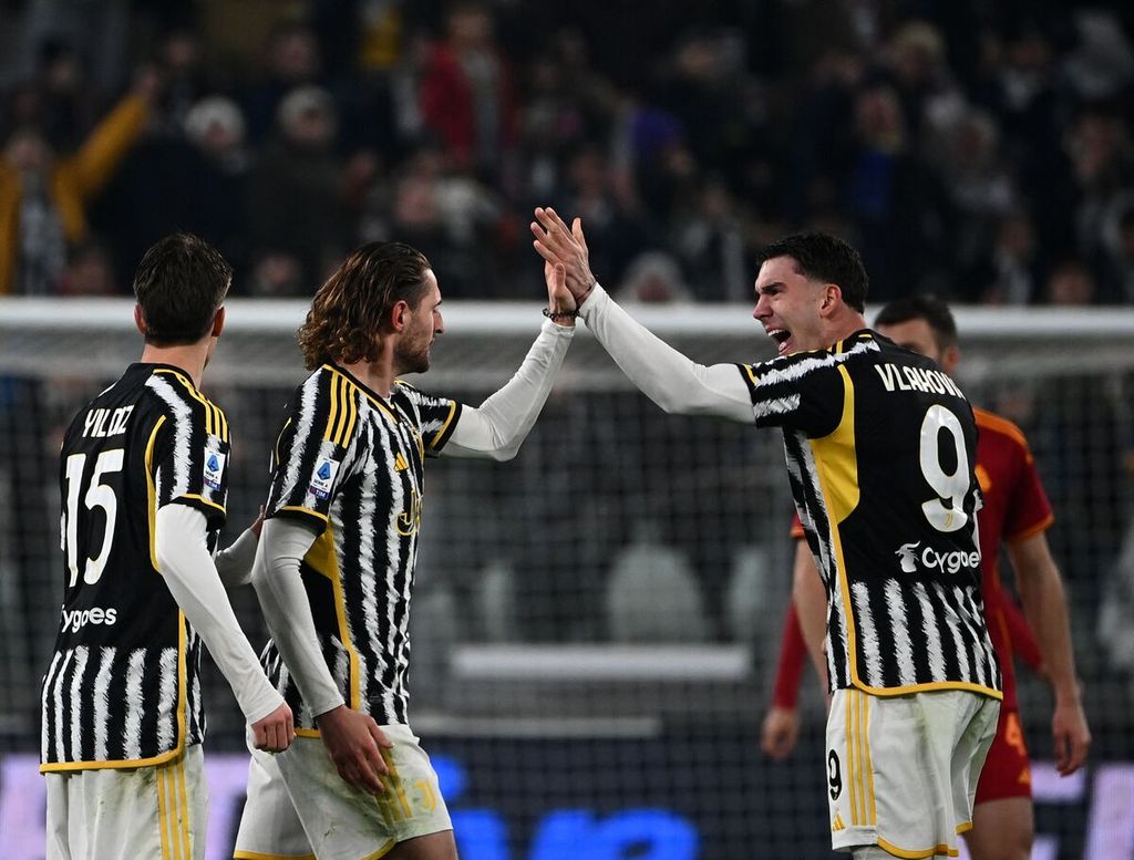 Gelandang Juventus, Adrien Rabiot (tengah), merayakan gol bersama striker Dusan Vlahovic saat laga Serie A lawan AS Roma, Minggu (31/12/2023) dini hari WIB. Juve menang 1-0.