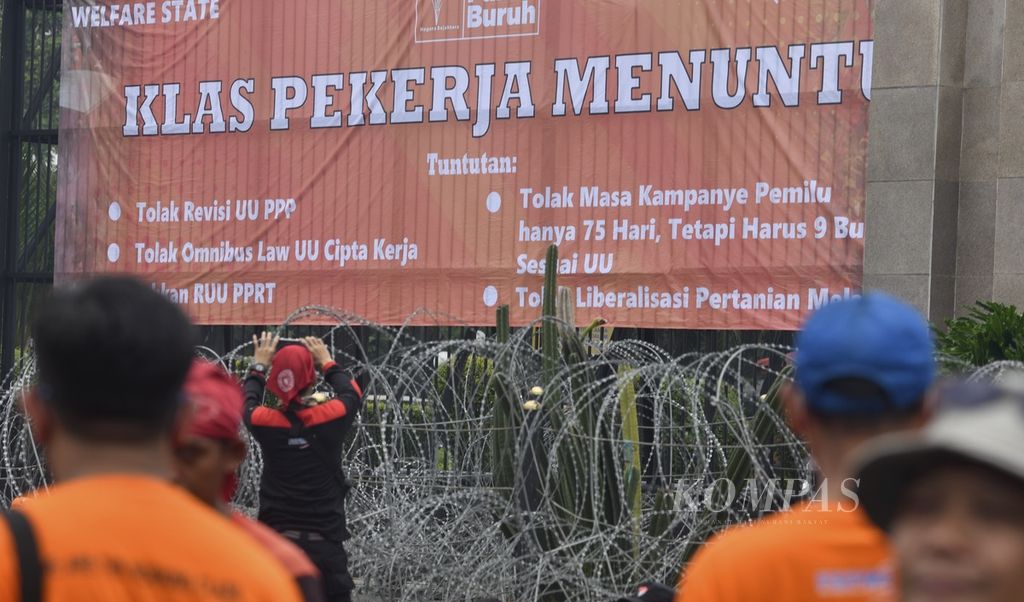 Massa buruh dari berbagai serikat pekerja berunjuk rasa di depan Gedung MPR/DPR/DPD, Jakarta, Rabu (15/6/2022). 