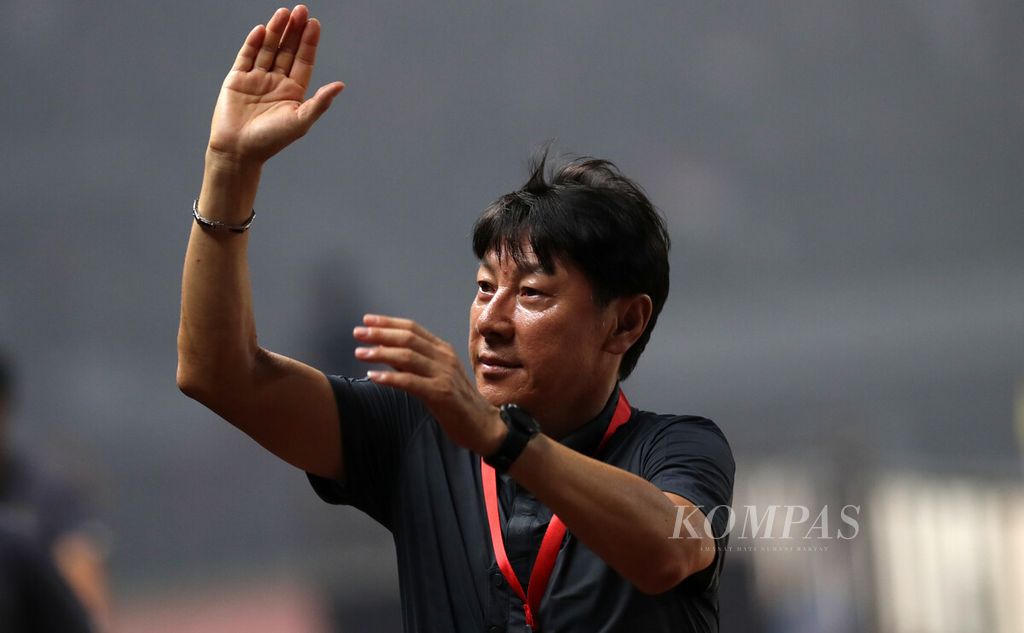 Pelatih Shin Tae-yong menyapa penonton seusai laga menghadapi Vietnam pada babak penyisihan Grup A Piala AFF U-19 2022 di Stadion Patriot Candrabhaga, Bekasi, Jawa Barat, Sabtu (2/7/2022). Laga itu berakhir dengan skor 0-0. 