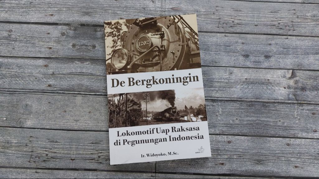 Halaman muka buku berjudul <i>De Bergkoningin: Lokomotif Uap Raksasa di Pegunungan Indonesia</i>