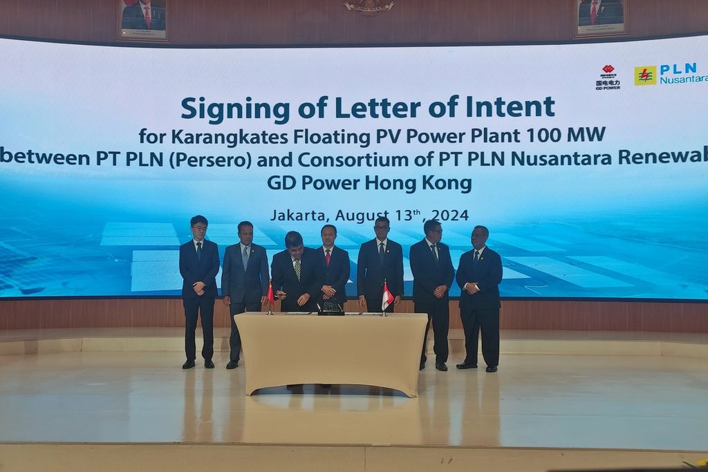 Penandatanganan <i>letter of intent</i> (LoI) untuk proyek PLTS Terapung Karangkates, Malang, Jawa Timur, dilakukan di kantor pusat PLN, Jakarta, Selasa (13/8/2024).