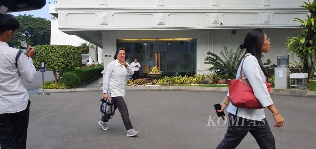 Menteri Keuangan Sri Mulyani Indrawati tiba di Kompleks Istana Kepresidenan, Jakarta, Senin (23/10/2023), untuk rapat terkait stabilitas sistem keuangan.