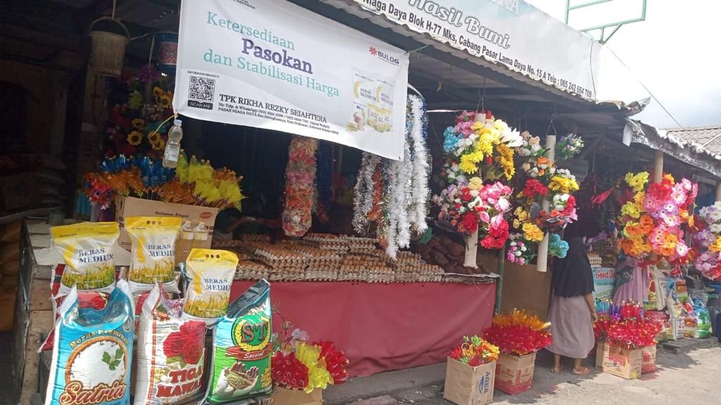Operasi pasar beras dilakukan Bulog Kantor Wilayah Sulselbar di sejumlah pasar tradisional di Makassar dan kabupaten/kota di Sulawesi Selatan dan Sulawesi Barat, Selasa (4/10/2022).