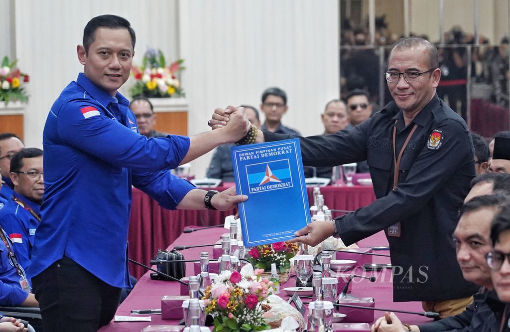 Ketua Umum Partai Demokrat Agus Harimurti Yudhoyono (kiri) menyerahkan berkas bakal calon anggota DPR dari partainya kepada Ketua KPU Hasyim Asyari (kanan) di Kantor Komisi Pemilihan Umum (KPU), Jakarta, Minggu (14/5/2023). 