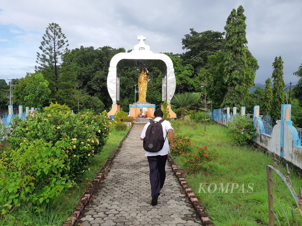 Warga berjalan menuju patung Bunda Maria di Larantuka, Kabupaten Flores Timur, Nusa Tenggara Timur, Rabu (25/1/2023). Larantuka dijuluki Kota Reinha yang berarti kota dengan pelindung Bunda Maria. Penduduk kota itu mayoritas memeluk Katolik.
