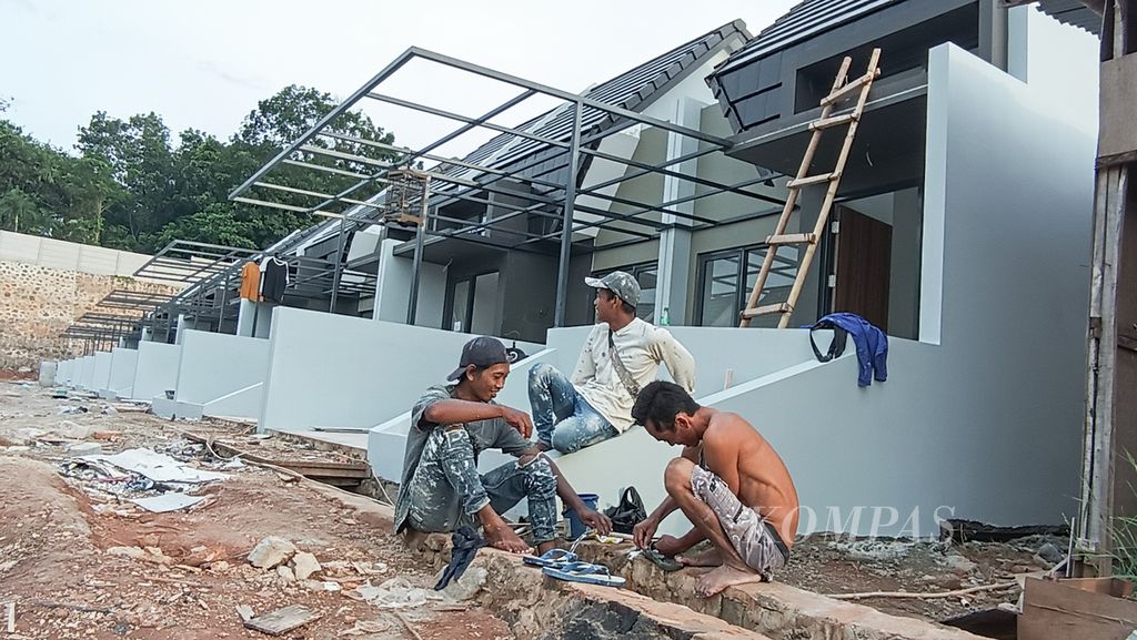 Buruh bangunan beristirahat setelah seharian mengerjakan pembangunan perumahan baru di kawasan Curug, Depok,Jawa Barat, Rabu (24/1/2024). 