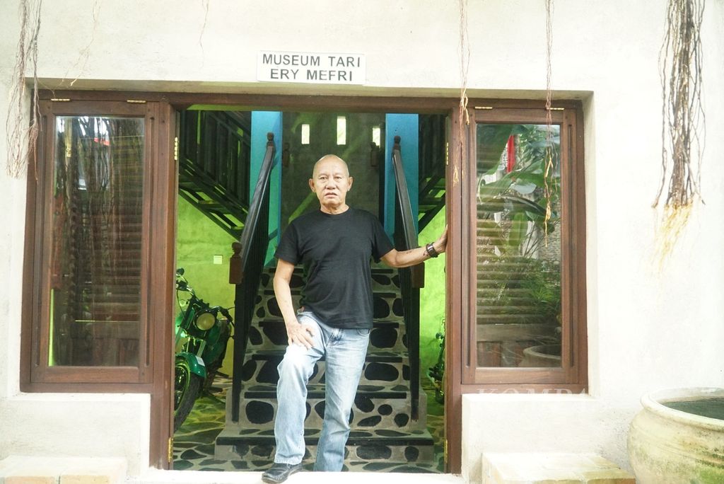 Ery Mefri (65), maestro tari sekaligus pemimpin Nan Jombang Dance Company, ketika di museum tari miliknya di Ladang Tari Nan Jombang, Kota Padang, Sumatera Barat, Senin (6/11/2023). 