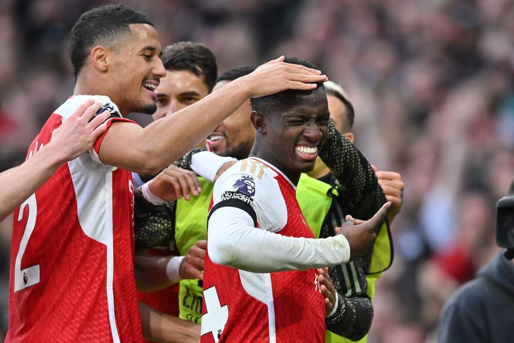 Penyerang Arsenal, Eddie Nketiah, dan rekan setimnya merayakan gol ketiga yang dicetak Nketiah dalam pertandingan Liga Inggris antara Arsenal dan Sheffield United di Stadion Emirates, London, Sabtu (28/10/2023). 