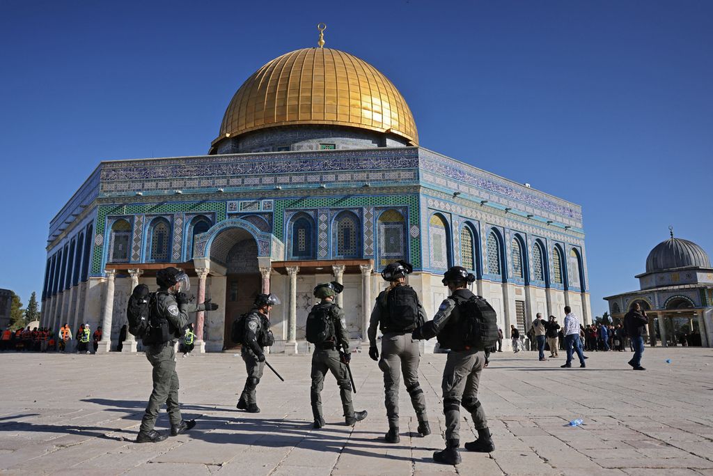  Sejumlah polisi Israel berada di dalam kompleks Masjid Al-Aqsa, Jerusalem, Jumat (15/4/2022), seusai bentrok antara mereka dan warga Palestina. 
