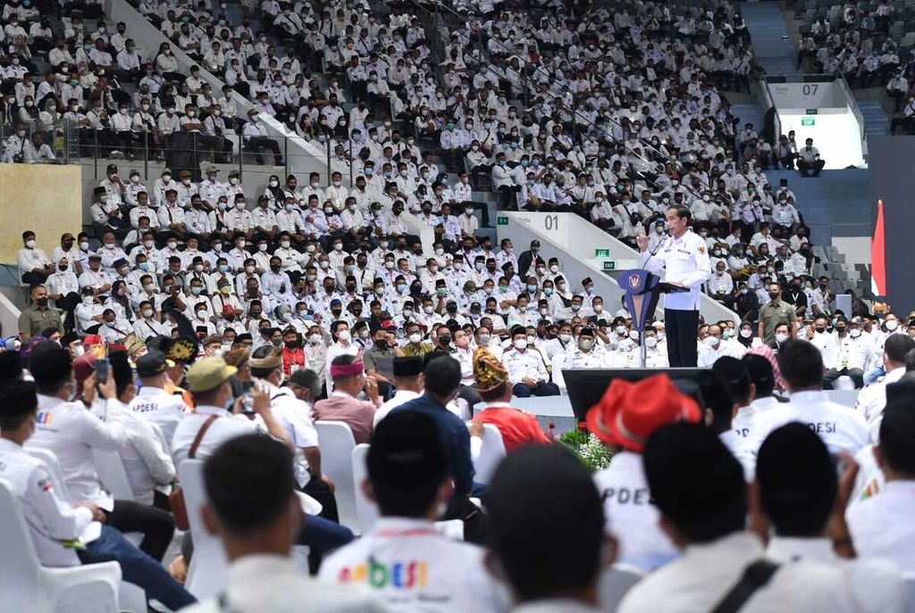 Presiden Joko Widodo memberikan sambutan di acara Silaturahmi Nasional Apdesi di Istora Senayan, Jakarta, Selasa (29/3/2022). Tahun 2022, alokasi dana desa mencapai Rp 68 trilun untuk 74.900 desa. 