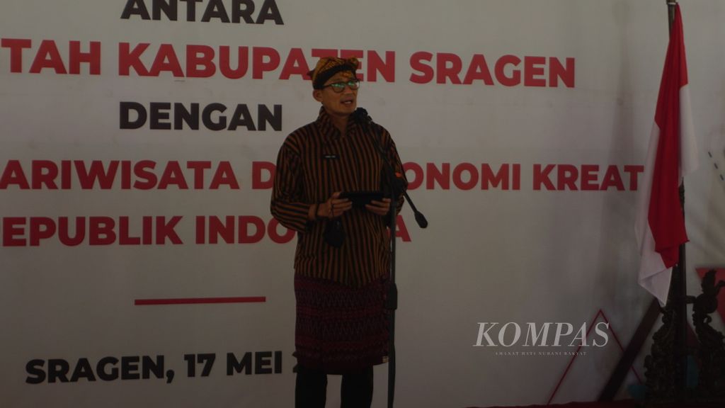 Menteri Pariwisata dan Ekonomi Kreatif Sandiaga Salahuddin memberikan sambutan dalam penandatanganan kerja sama pembangunan Politeknik Pariwisata Jawa Tengah, di Rumah Dinas Bupati Sragen, Jateng, Selasa (17/5/2022). Tanah tempat dibangunnya politeknik tersebut merupakan hibah dari Pemkab Sragen ke Kemenparekraf.