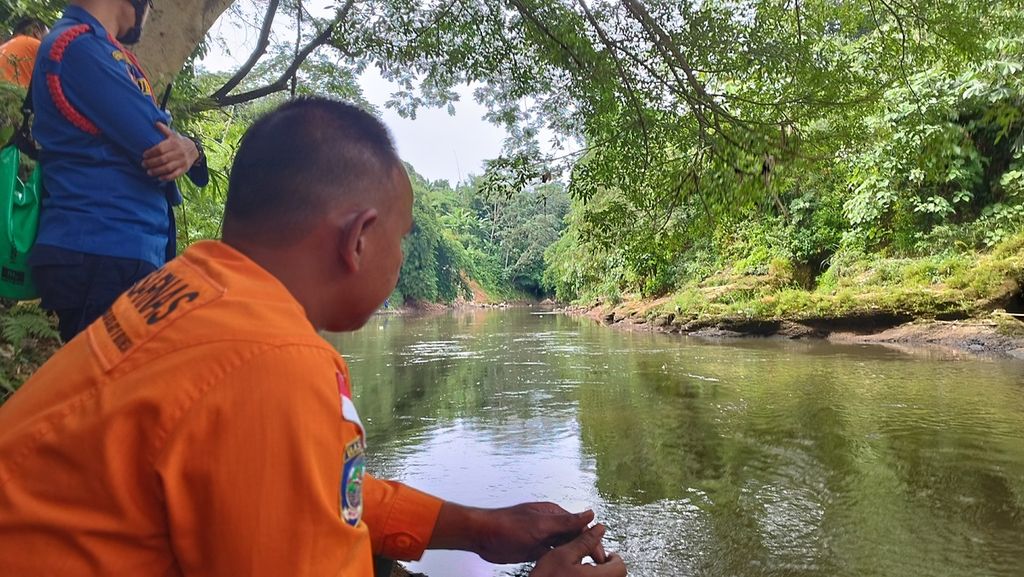 Tim SAR gabungan tengah memantau kondisi Sungai Ciliwung, Kelurahan Lenteng Agung, Kecamatan Jagakarsa, Jakarta Selatan, Senin (16/1/2023). Kondisi arus sungai saat itu terpantau stabil dan cenderung tenang.