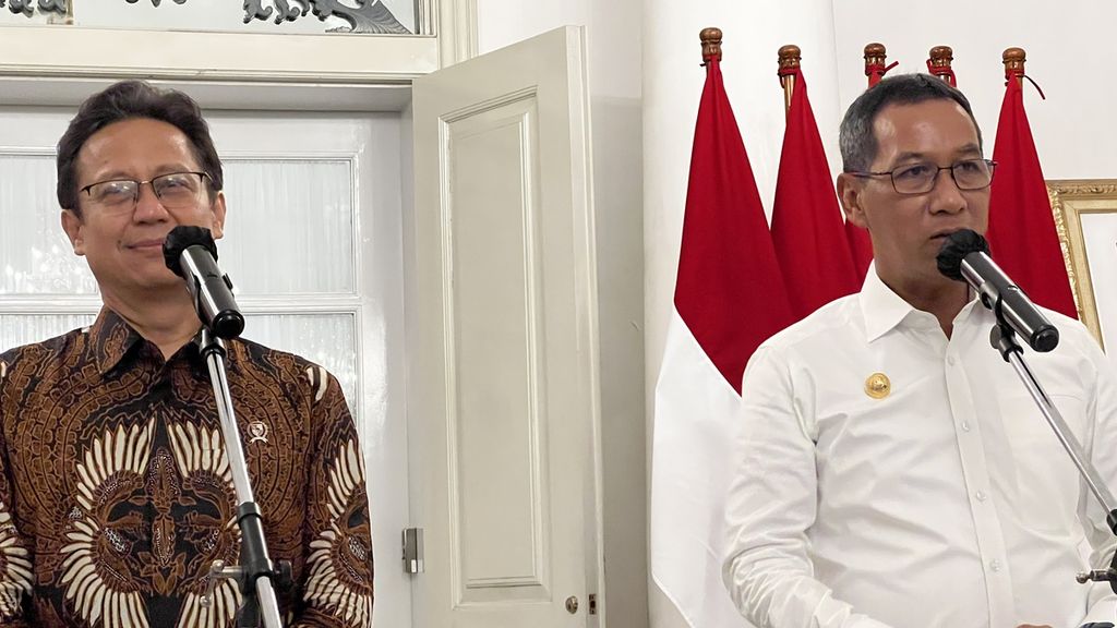 Menteri Kesehatan Budi Gunadi Sadikin (kiri) dan Penjabat Gubernur DKI Jakarta Heru Budi Hartono setelah rapat membahas upaya penanganan tengkes di Balai Kota, Jakarta Pusat, Rabu (1/2/2023)