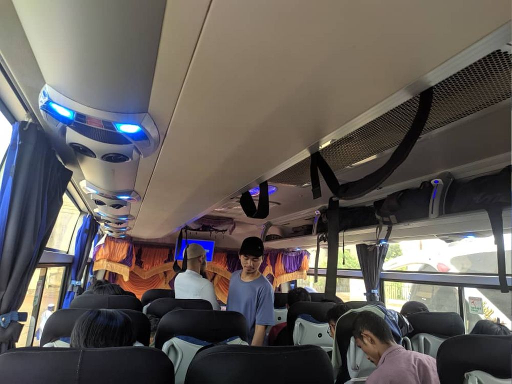 Sejumlah pelajar Indonesia menggunakan bus untuk evakuasi dari Arkaweet ke Port Sudan, Sudan, Selasa (25/4/2023) waktu setempat. Pemerintah Indonesia mengevakuasi warga negara Indonesia karena perang berkecamuk di Sudan.