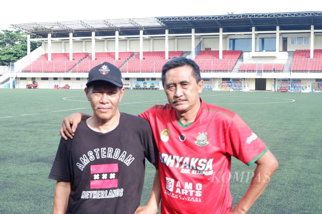 Dua legenda PSIS Semarang, Budiawan Hendratno (kiri) dan Ahmad Muhariah (kanan), seusai mengisi waktu dengan bermain sepak bola di Stadion Citarum, Kota Semarang, Jawa Tengah, Sabtu (8/7/2023). Keduanya merupakan pemain PSIS saat merebut juara Liga Perserikatan pada 1987
