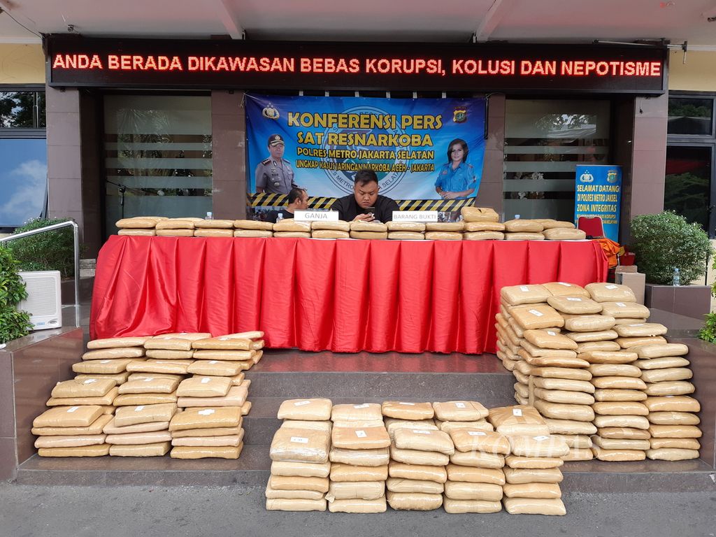 Barang bukti berupa ganja 374 kilogram dihadirkan dalam rilis kasus di Mapolres Metro Jakarta Selatan, Senin (30/12/2019). Satuan Narkoba Polres Metro Jakarta Selatan berhasil menggagalkan penyelundupan ganja menjelang Tahun Baru 2020.