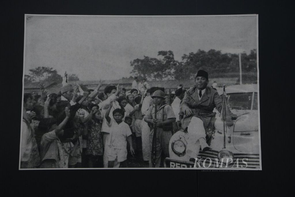 Sejumlah arsip foto penggunaan mobil kepresidenan masa pemerintahan Presiden Soekarno ditampilkan dalam Pameran Arsip Alat Transportasi Bersejarah di kompleks Perpustakaan Grhatama Pustaka, Banguntapan, Bantul, DI Yogyakarta, Selasa (24/11/2020). 