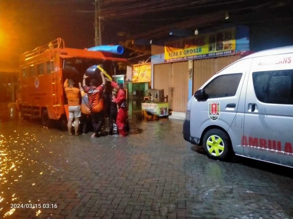 Tim BPBD Kota Semarang mengevakuasi warga yang daerahnya dilanda banjir di Semarang, Jawa Tengah, Jumat (15/3/2024) pagi. 