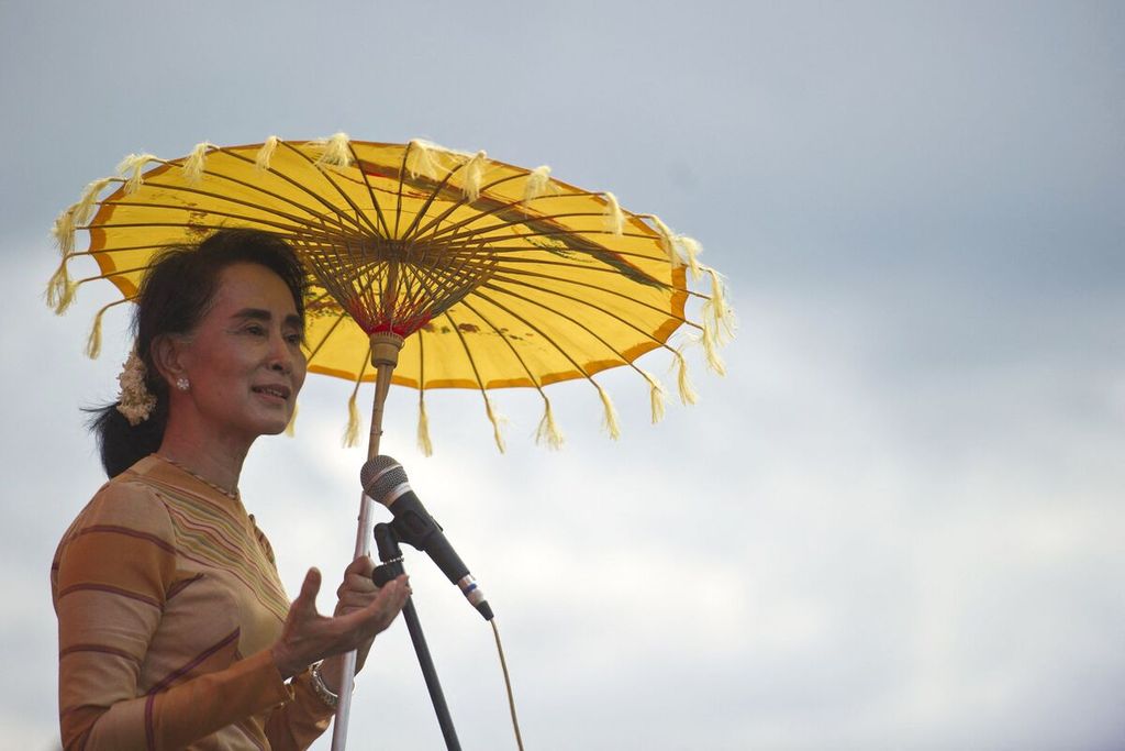 Pemimpin Liga Nasional untuk Demokrasi (NLD) Aung San Suu Kyi berpidato di hadapan pendukungnya di Hsiseng, Myanmar, pada 5 Desember 2015.
